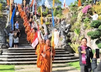 MEMBACA KOMUNIKASI TANPA KATA DENGAN 5 KODE BUDAYA BARTHES: Ketika Perjalanan Bhikkhu Menjadi Teks Etiko-Politika
